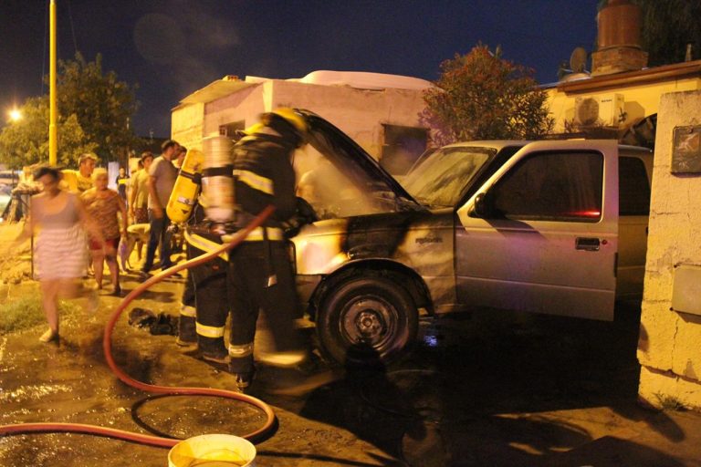 Se prendió fuego el motor de una camioneta en Barrio Ranqueles