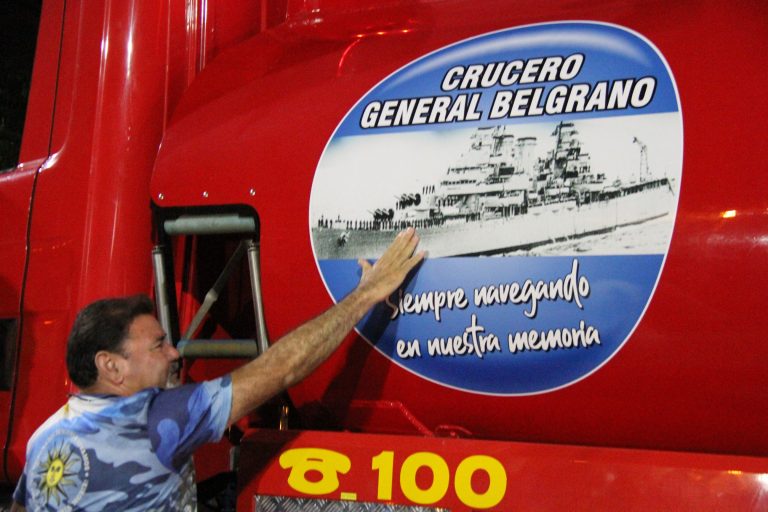Bomberos Voluntarios de General Pico plotearon la flamante autobomba en homenaje a los Veteranos de Malvinas y a los tripulantes del Ara San Juan
