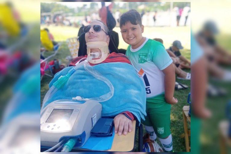 EMOTIVO: estuvo casi 6 años en terapia intensiva y hoy pudo disfrutar de ver a su hijo jugando al fútbol