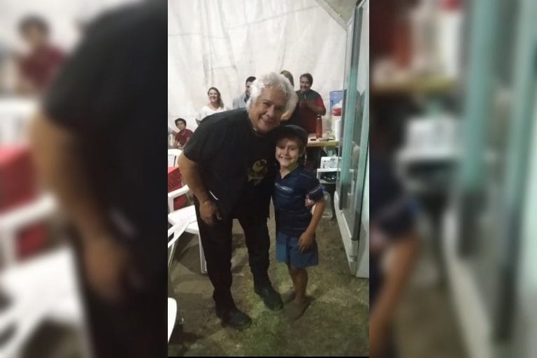El sueño de un niño pampeano, le cantó «Ojos de cielo» a Víctor Heredia