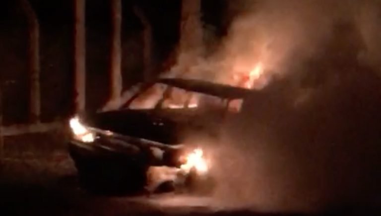 Un incendio destruyó por completo a un auto en la madrugada