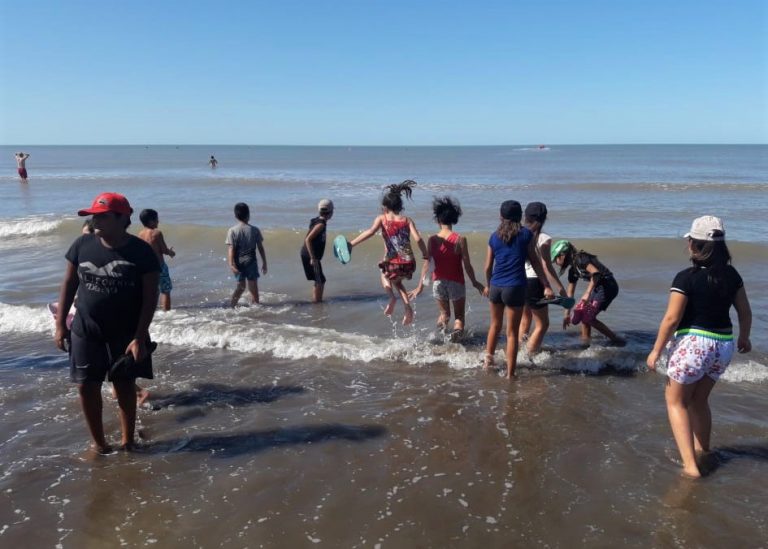 Treinta niños de un merendero pampeano viajaron a conocer el mar