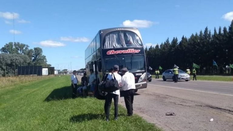 [Mar del Plata-Retiro] Detuvieron un micro que iba zigzagueando por la Ruta 2: los choferes consumieron cocaína
