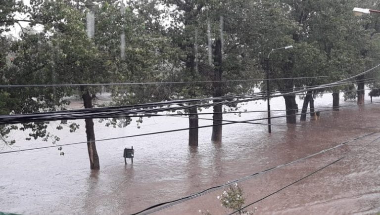 Córdoba: desbordó el río en Mina Clavero, hay evacuados y cerraron tres puentes