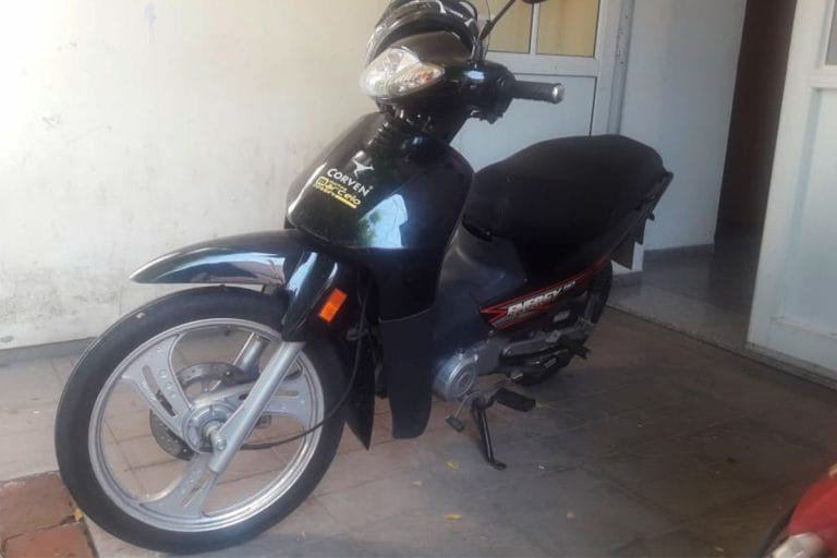 Iba en moto se le cruzó un perro y terminó en el Hospital