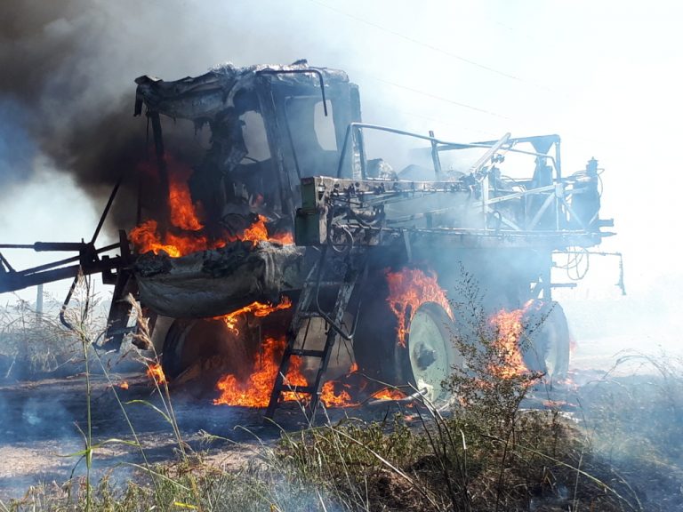 Impresionante incendio de una máquina fumigadora al sur de Realicó