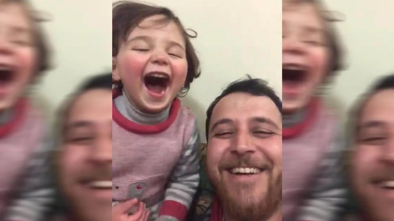 Un papá sirio se ríe con su nena de cuatro años y le hace creer que los bombardeos son un juego