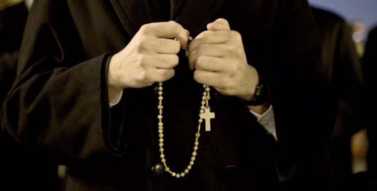 Un sacerdote pedófilo en Colombia tuvo un hijo con una menor de 14 años y dijo: “el amor no tiene edad”