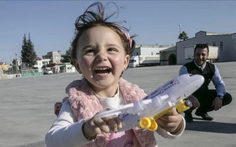 La niña a la que su padre enseñó a reírse de las bombas y se hizo viral logró escapar de la guerra en Siria