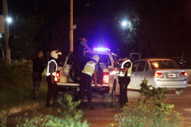 Disparos al aire, persecución y dos demorados por resistencia a la autoridad