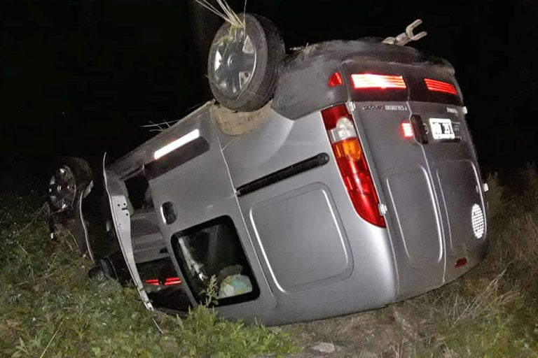 Volcó un utilitario camino a Intendente Alvear y los ocupantes resultaron ilesos