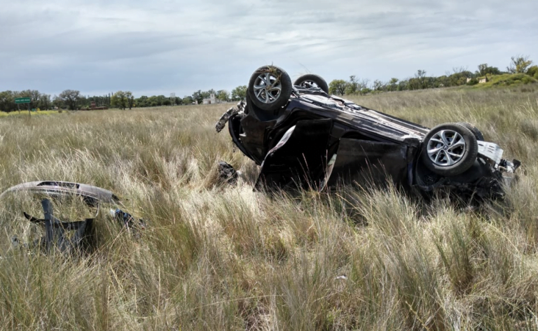 Una mujer protagonizó un vuelco en la Ruta 152 al este de General Acha