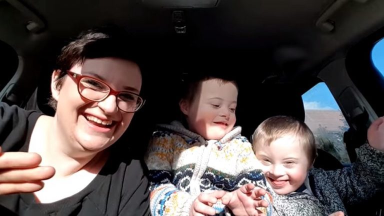 EMOTIVO VIDEO: 50 madres y sus 50 hijos con síndrome de Down cantan para derribar prejuicios