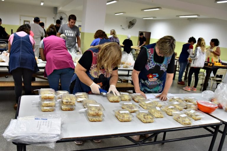 Educación reparte viandas en domicilios de alumnos que habitualmente almuerzan en los comedores