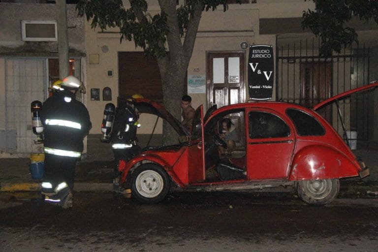 Principio de incendio en un automóvil