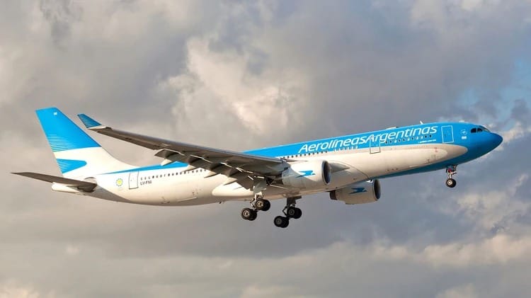 Un hombre de 70 años ocultó que tenía síntomas para subir a un avión que salió de Madrid: se descompuso en pleno vuelo y llegó muy grave