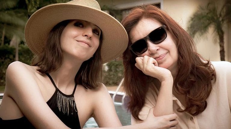 Cristina Kirchner vuelve de Cuba junto a su hija Florencia