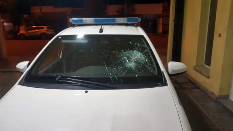 Tres detenidos por agredir a policías y romper patrullero de comisaría segunda mientras violaban el aislamiento obligatorio