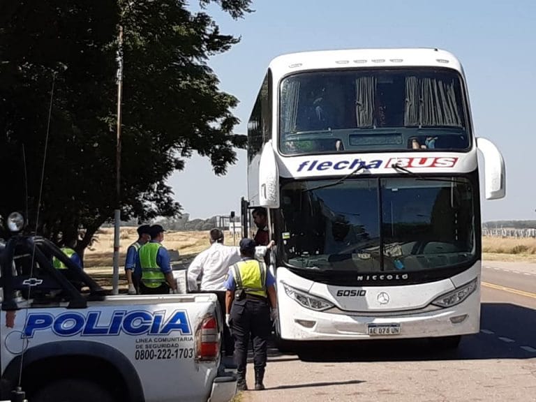 Detuvieron en el puesto caminero de Rolón a un micro que llevaba pasajeros que habían estado en el exterior: Un pampeano fue controlado, trasladado al Hospital para iniciar cuarentena y el colectivo tuvo que seguir por otra ruta alternativa