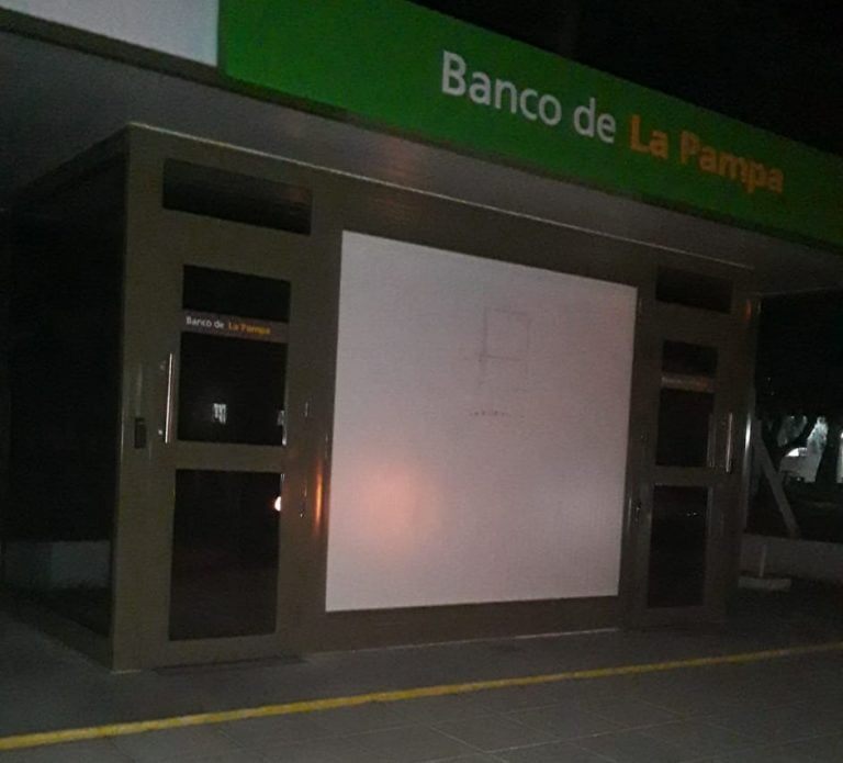 Advierten falta de iluminación en un cajero automático