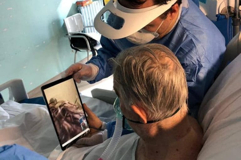 Coronavirus: con tablets, ayudan a los ancianos enfermos de Italia a despedirse