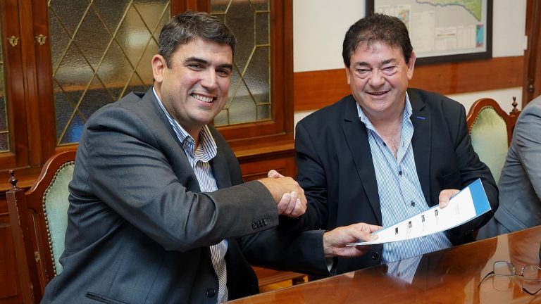 La UOCRA recibió la escritura del terreno donde terminaran el polideportivo en General Pico