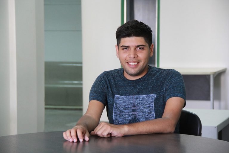 Nada es imposible: la historia del joven pampeano que padece una enfermedad degenerativa, estudia abogacía y está a punto de recibirse