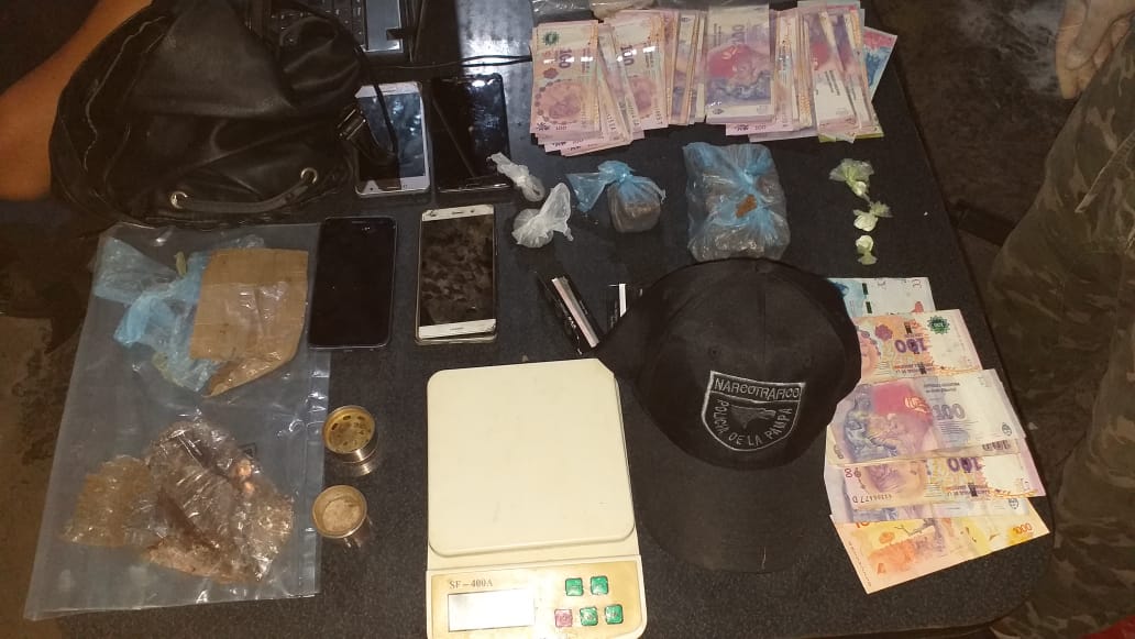 Allanamiento por venta de drogas: Dos detenidos, secuestro de marihuana, cocaína, dinero y distintos elementos