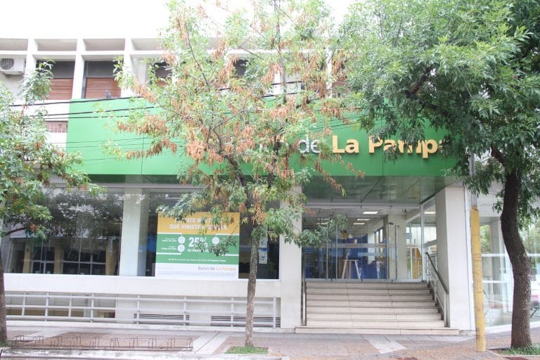 “Si no hay una disposición del Banco Central, el banco de La Pampa no puede abrir sus puertas”, dijo Ziliotto