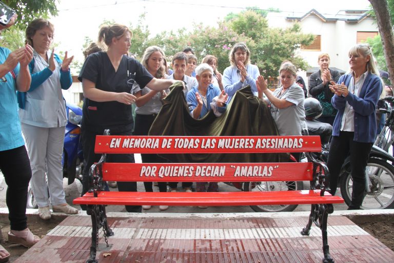 Se inauguró un “banco rojo” en Corpico para visibilizar la lucha contra la violencia de género