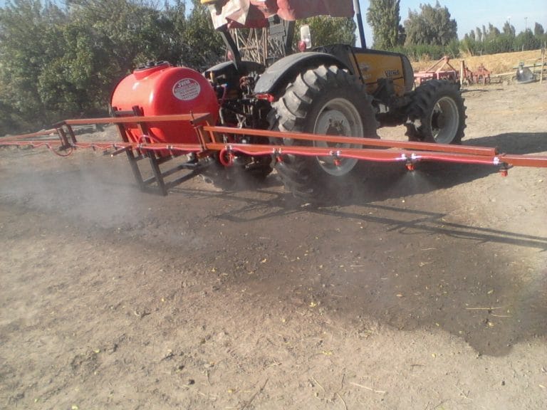 Un productor rural propuso a un intendente, fumigar las calles de una localidad cercana a La Pampa con lavandina