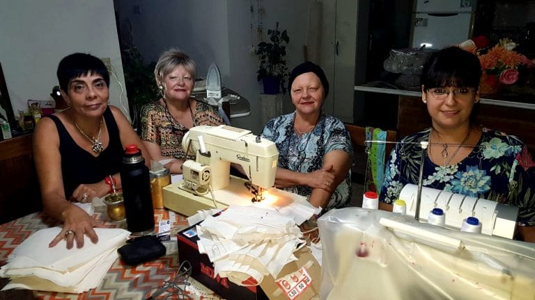 Silvia, Belén, Gloria y Olga son un verdadero ejemplo de solidaridad en tiempos de cuarentena: Hacen barbijos para policías, Bomberos y todo aquel que lo necesite