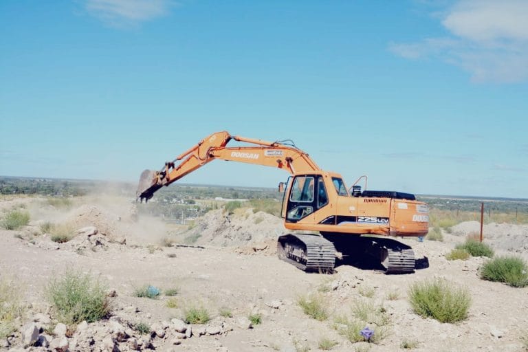 La Adela trabaja en el camino alternativo para el tránsito pesado