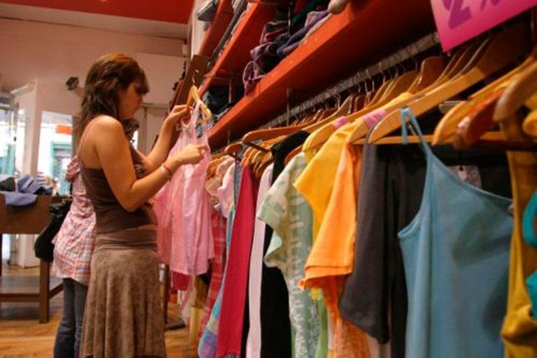 Las ventas acumulan una baja del 0,4% interanual, pero aumentaron en comparación con el registro de febrero 