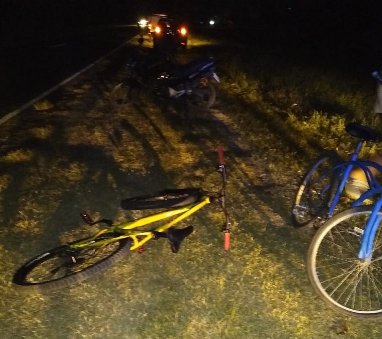 Accidente entre una moto y dos bicicletas en la Ruta 1: Un hombre fue hospitalizado