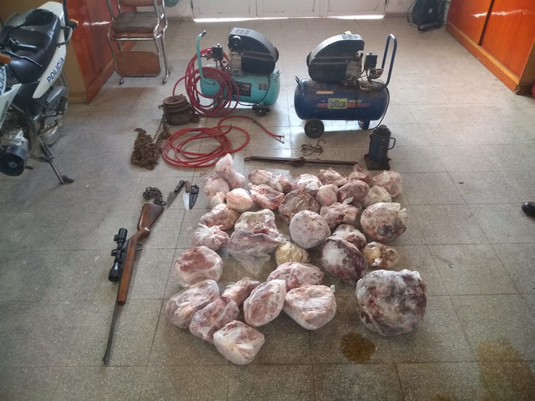 Tres allanamientos en Monte Nievas: Demoraron a dos hombres, secuestraron más de 150 kg de carne, elementos para faena y una carabina