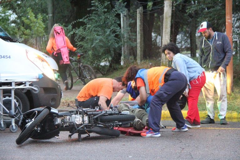 Un hombre se cayó de la moto en calle 107 y 26: Fue trasladado al Hospital Gobernador Centeno