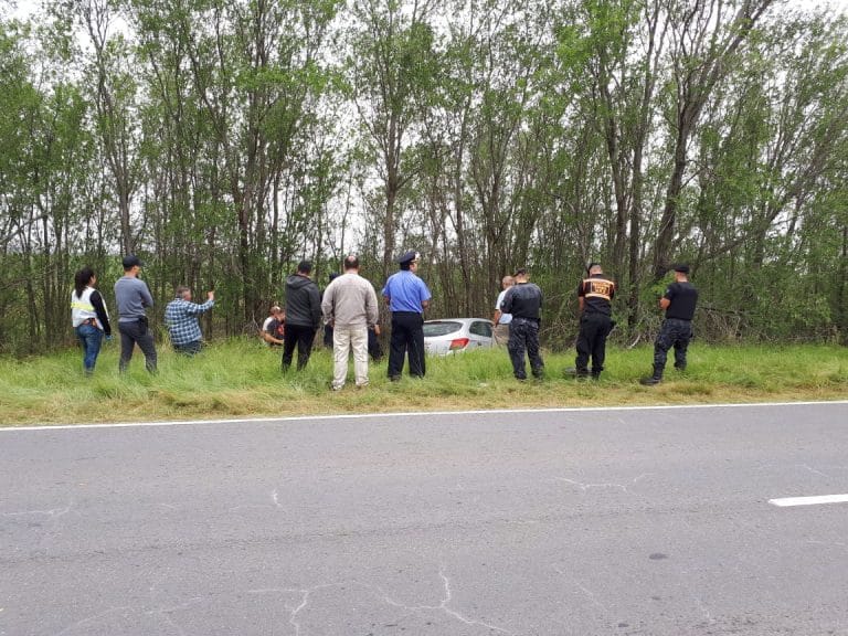 Viajaban en un auto robado, evadieron un control policial, se dieron a la fuga y lo abandonaron en la ruta
