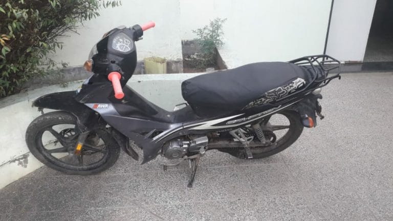 Robaron una moto y fueron detenidos