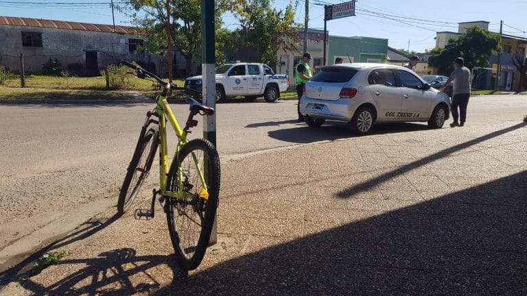 Accidente entre auto y bicicleta en calle 23 y 2: Un joven fue hospitalizado, pero dado de alta inmediatamente