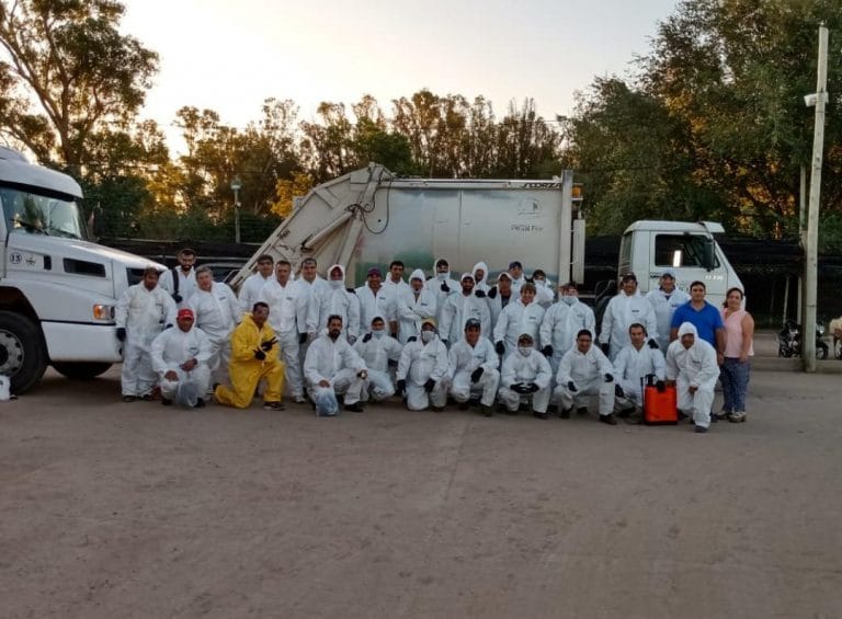 Trabajadores de la recolección de residuos continúan trabajando, pero con indumentaria acorde a la situación