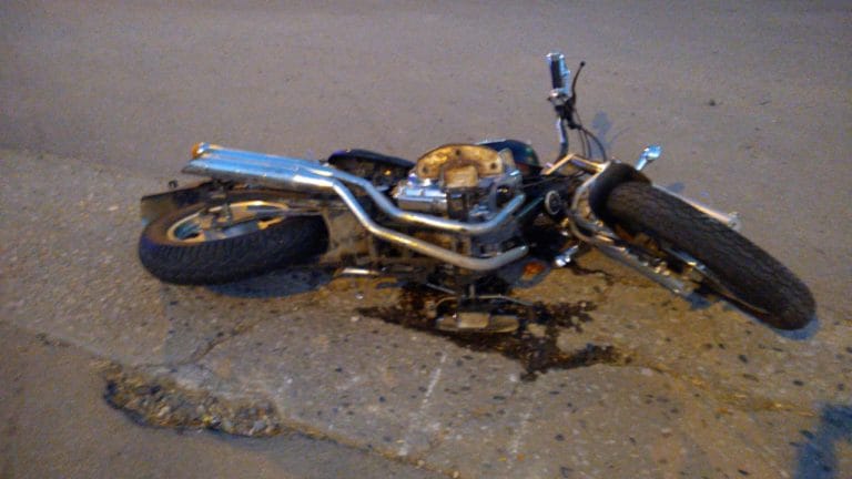 Un sargento de la Policía se cayó de la moto en calle 122 y 17