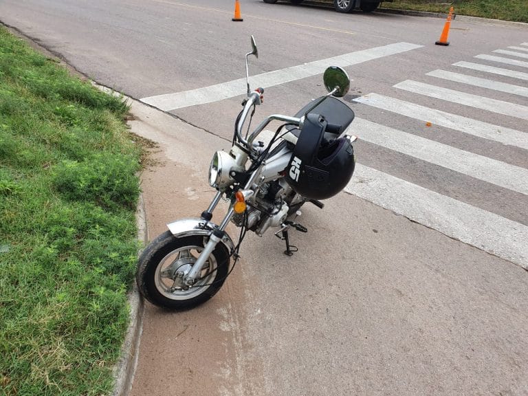 Joven sufrió una caída en moto mientras circulaba por calle 44