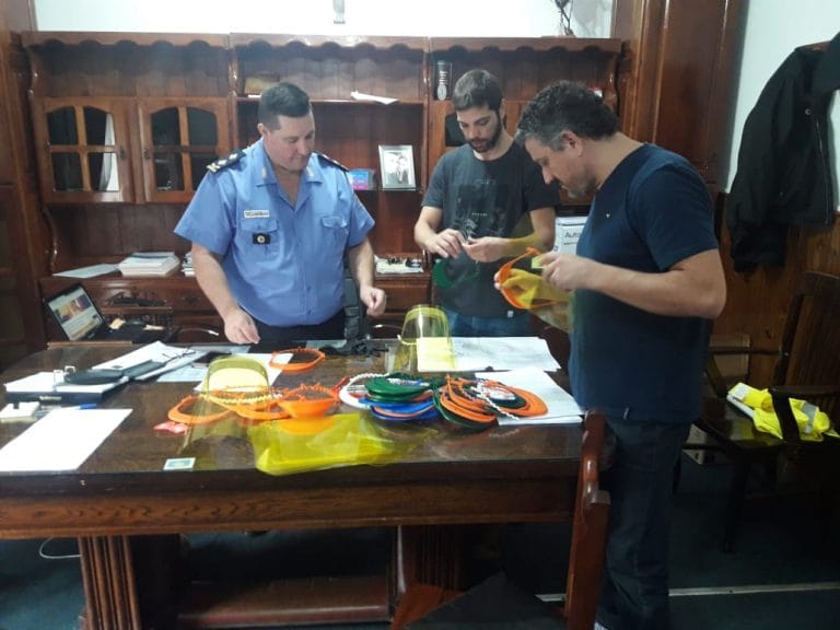 Vecinos de General Pico entregaron máscaras de bioseguridad para que utilice el personal policial