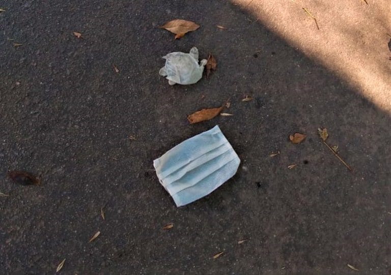 Molestia de vecinos por el descarte de barbijos y guantes en la vía pública