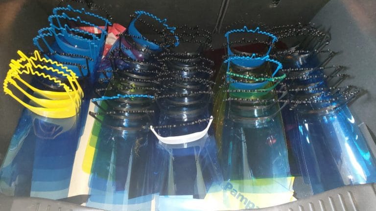 Vecinos solidarios donaron al hospital 70 máscaras de protección facial contra el Covid-19 realizadas con impresoras 3D