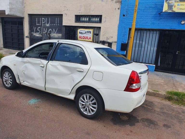 Un joven fue hospitalizado tras impactar fuertemente con su moto contra un auto