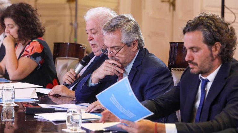 Decretaron la emergencia sanitaria en todo el país por un año: Además, suspenden por un mes la llegada de vuelos de EEUU, Europa y China