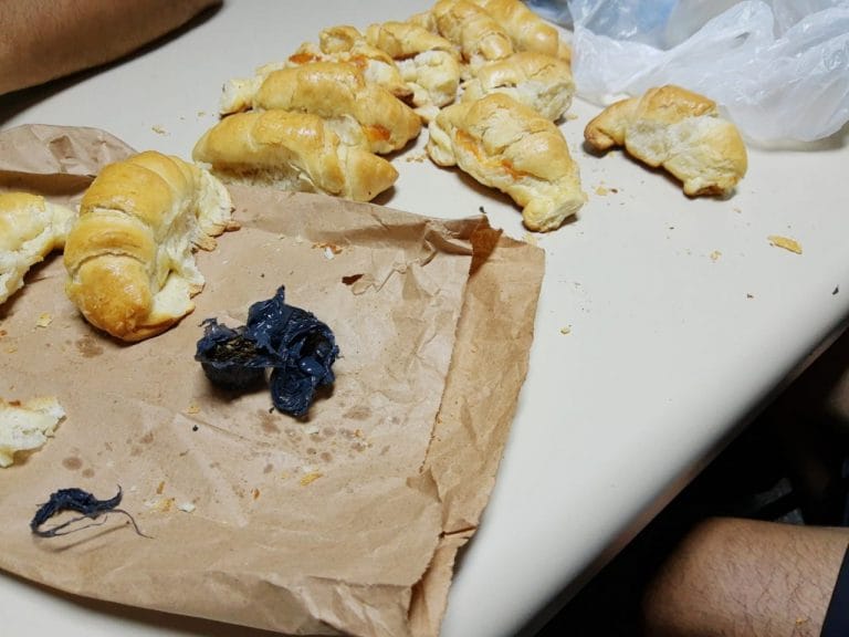 Le llevaba medialunas rellenas con “bochitas de marihuana” a su amigo que estaba preso