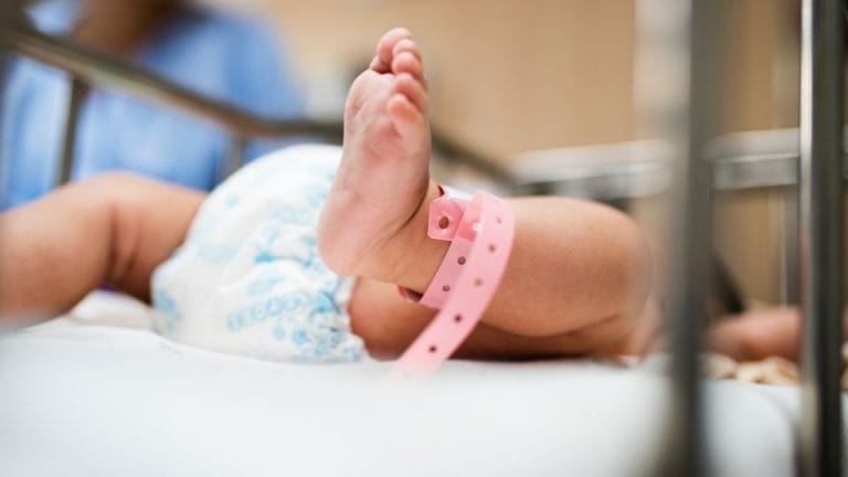 Una bebé recién nacida en Inglaterra dio positivo por Coronavirus